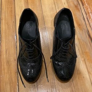 Black patent laced up pumps